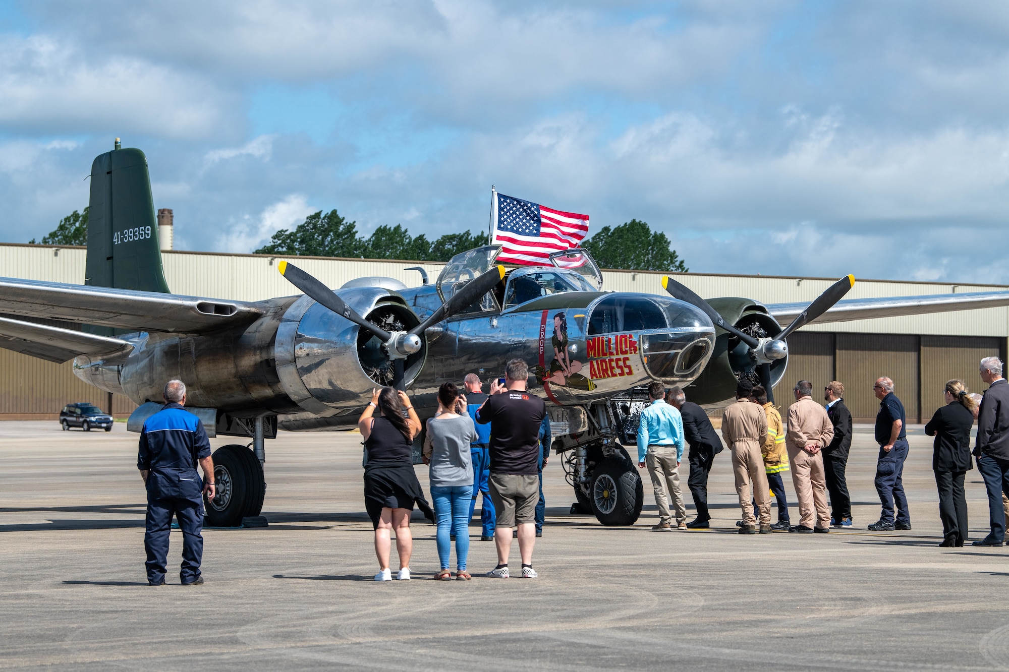 Pathfinders tour a Douglas A-26C Invader