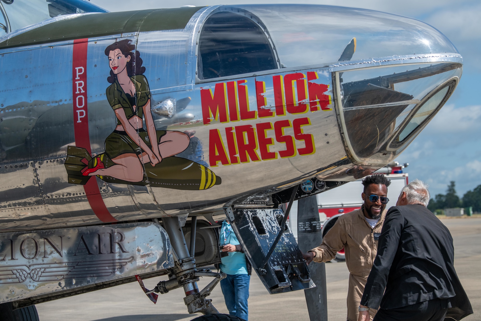 Pathfinders tour a Douglas A-26C Invader