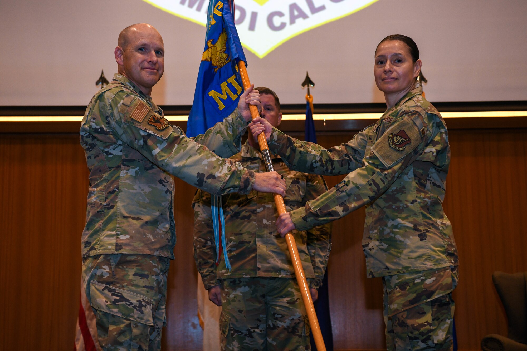 incoming commander recives gaidon from base commander
