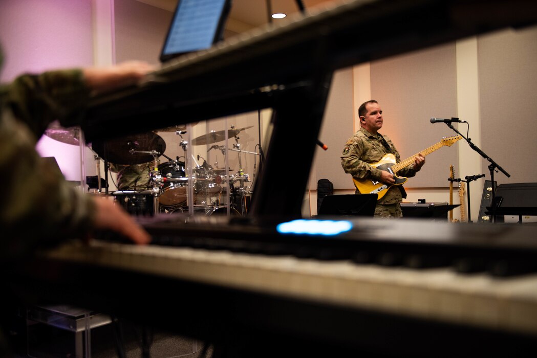 Framing of a guitar during a rehearsal.