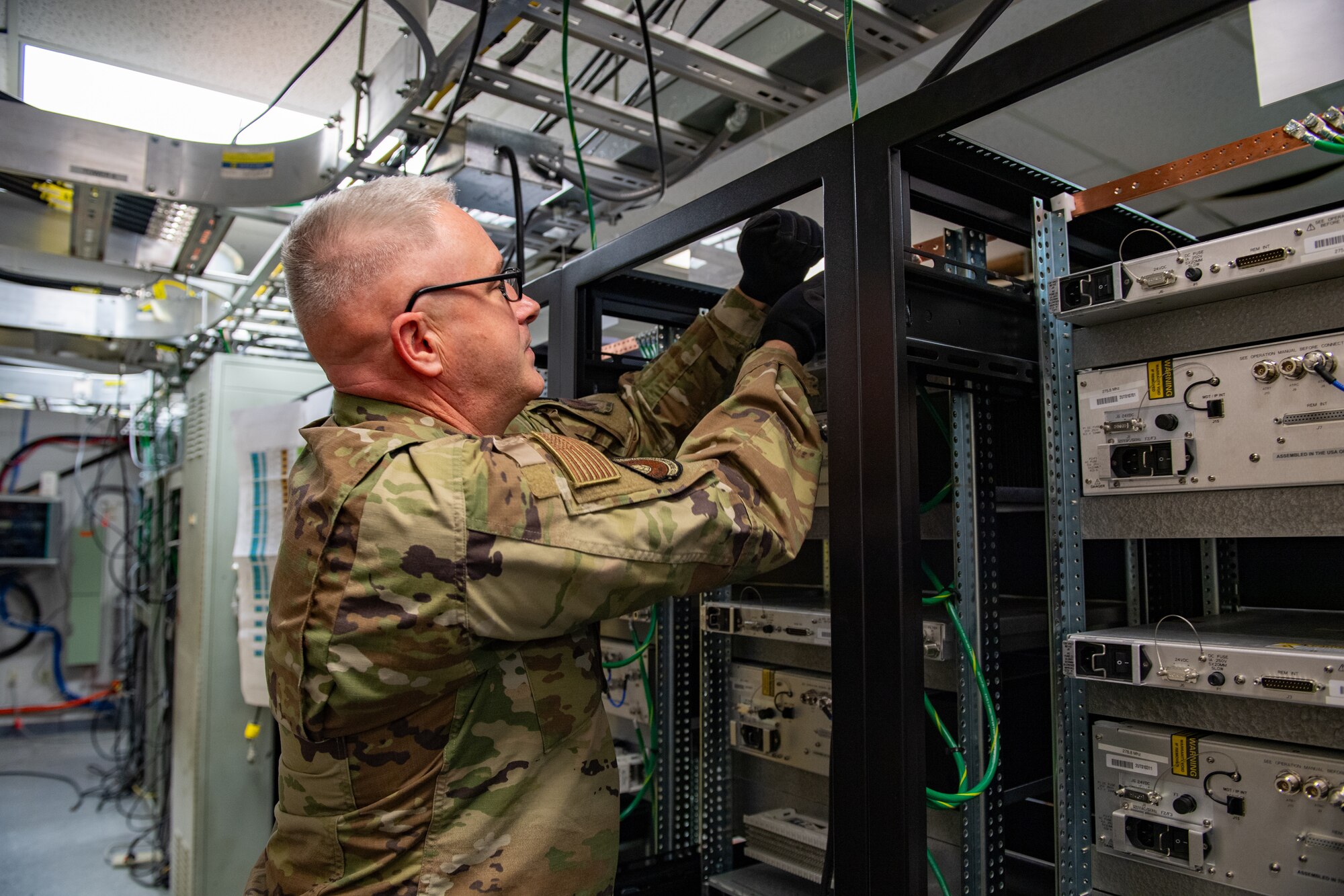 grounds radios to a rack grounding busbar