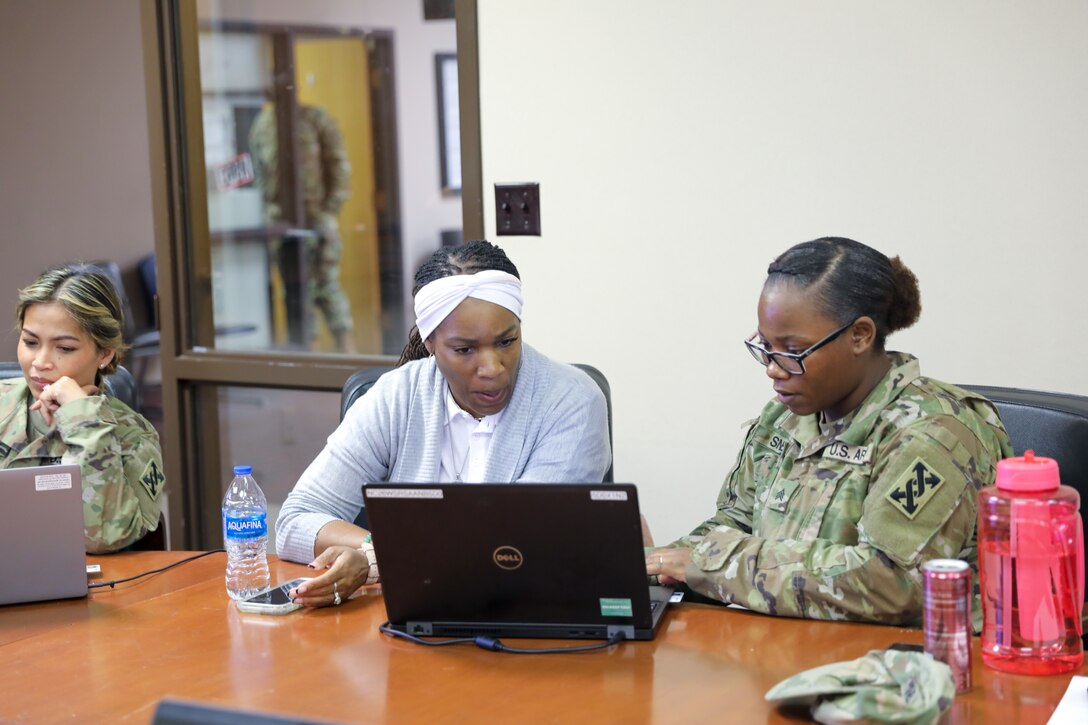 Army Reserve contractor provides hands-on support to a Soldier during the Regional Support Group Maintenance and Logistics Symposium.