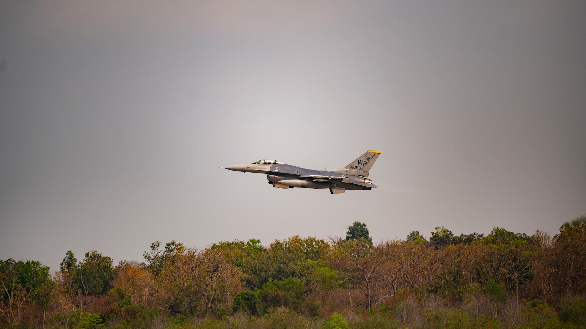 An F-16 Fighting Falcon takes off to participate in an amphibious assault scenario