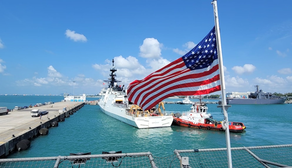 U.S. COAST GUARD 木製モデル船 約60cm 240225-G-SG988-1251.JPG