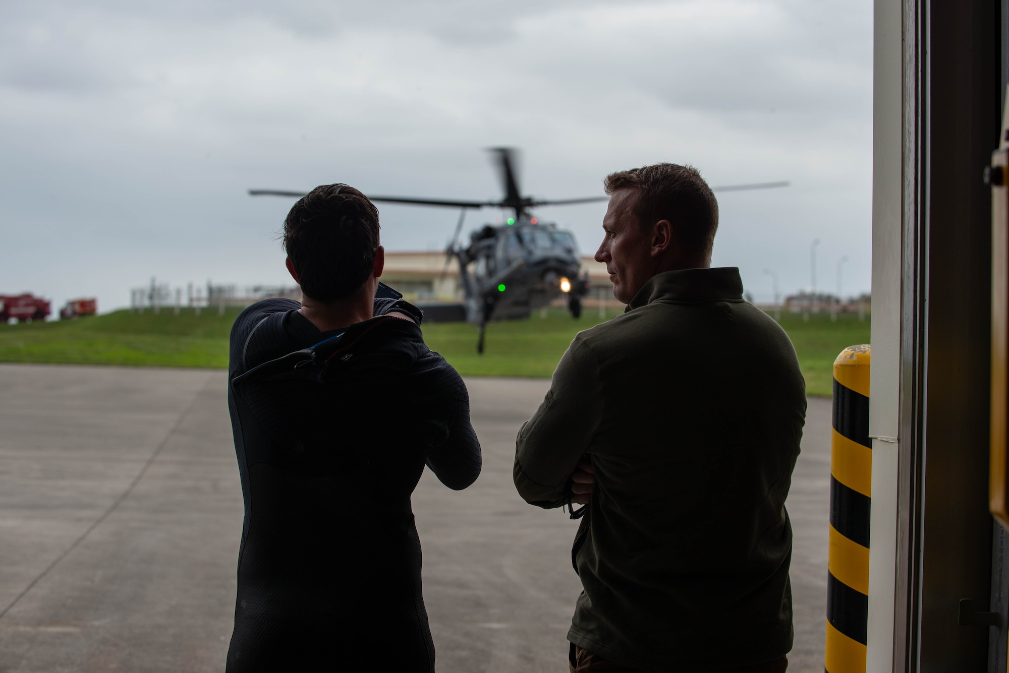 Dakota Meyer conversing with a Kadena Airman
