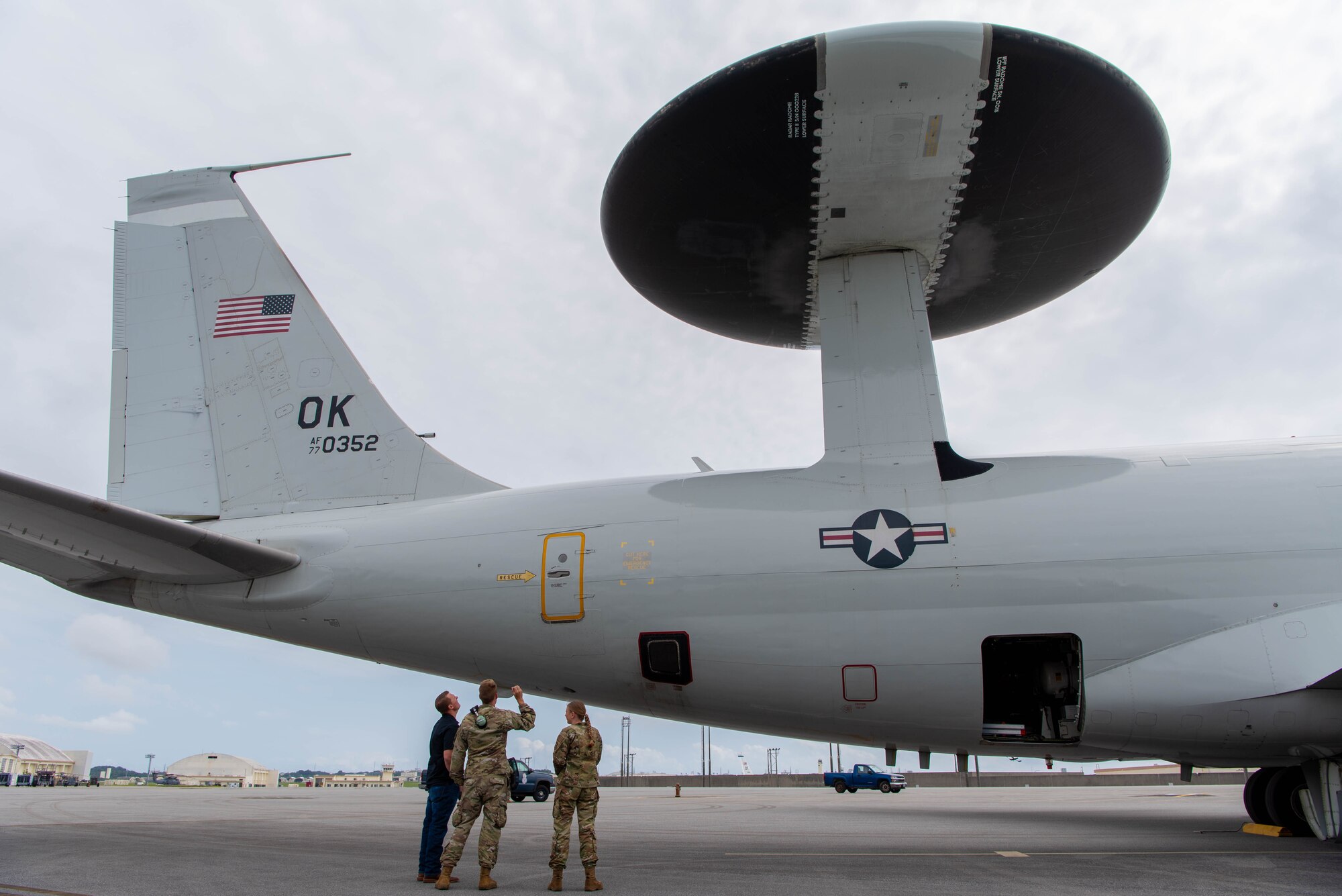 Dakota Meyer touring Kadena aircraft