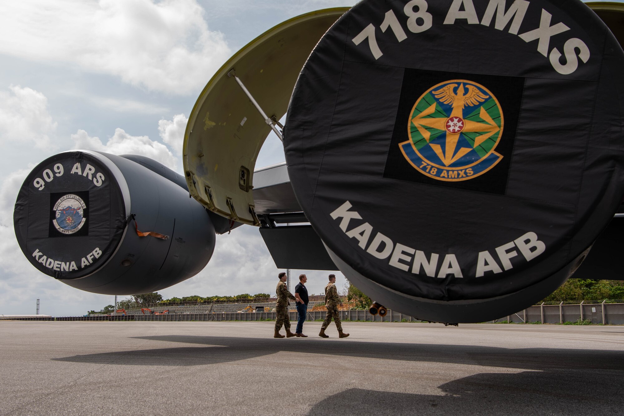 Dakota Meyer touring Kadena aircraft