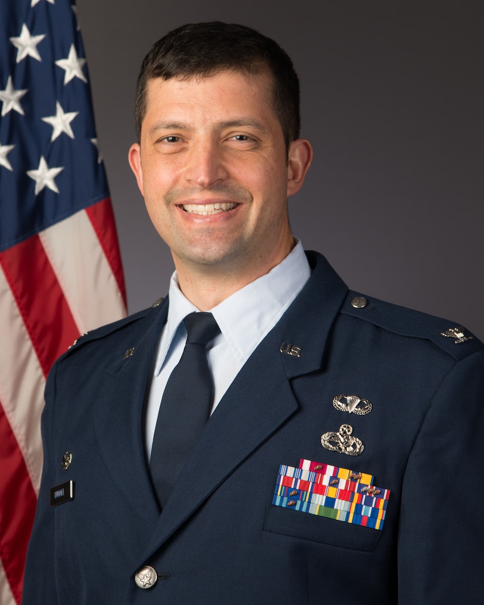 official portrait of Col. Matthew Hummel