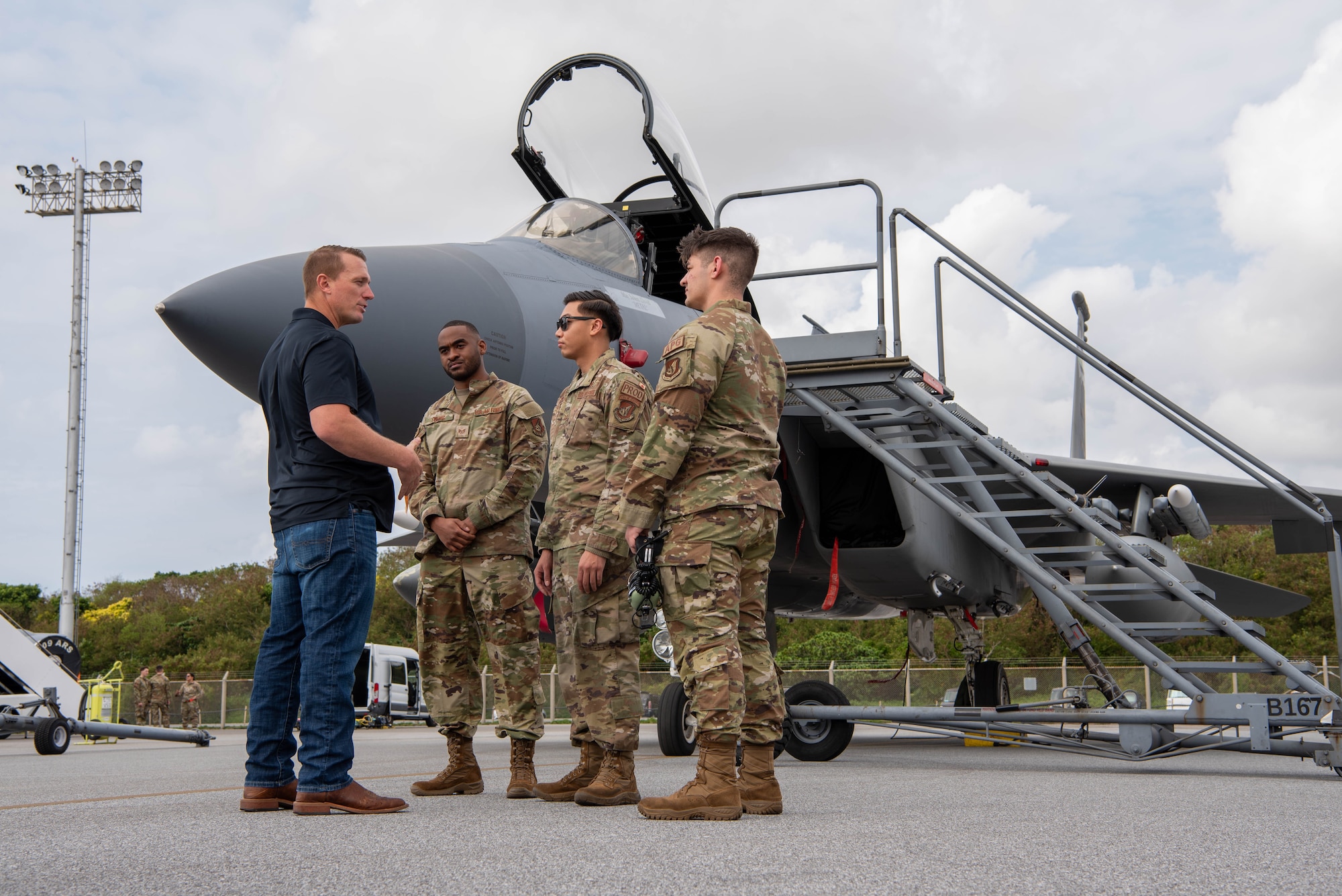 Dakota Meyer talking with Kadena Airmen