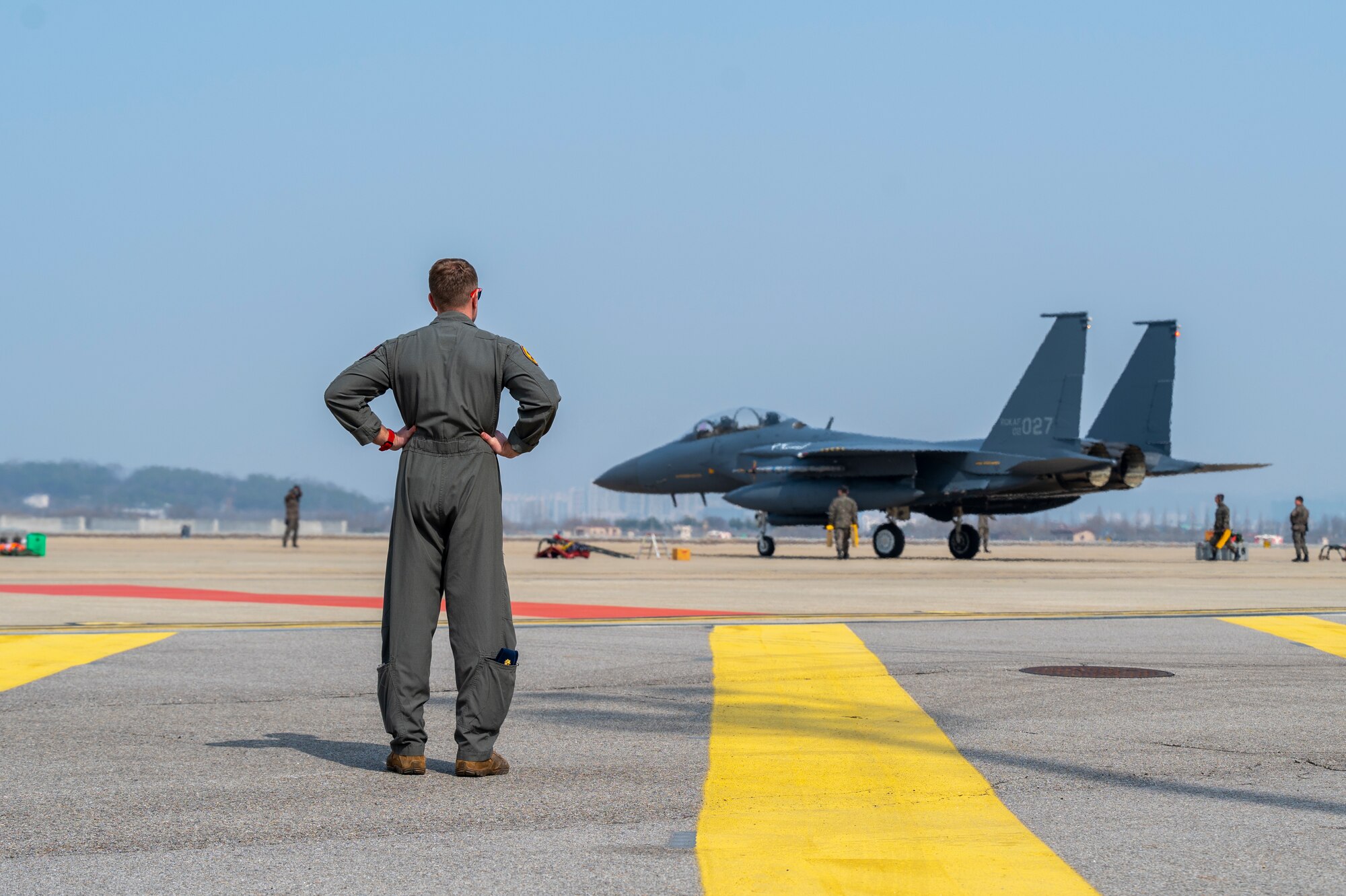 U.S. Air Force Major. Matthew Elliot, 36th Fighter Squadron assistant director of operations, greets Republic of Korea Air Force pilots to kick off Buddy Squadron 24-2 at Osan Air Base, Republic of Korea, March 4, 2024. During the week-long training event, units worked together in mission planning, flying operations and debriefing in order to operate seamlessly as a joint force in the sky and on the ground. The Buddy Squadron Program fosters objective-based training and improves interoperability between the U.S. and ROKAF fighter squadrons. (U.S. Air Force photo by Senior Airman Kaitlin Frazier)