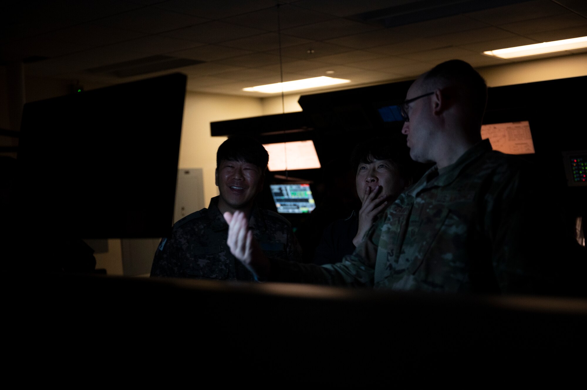 USAF and ROKAF Airmen view radar screen.
