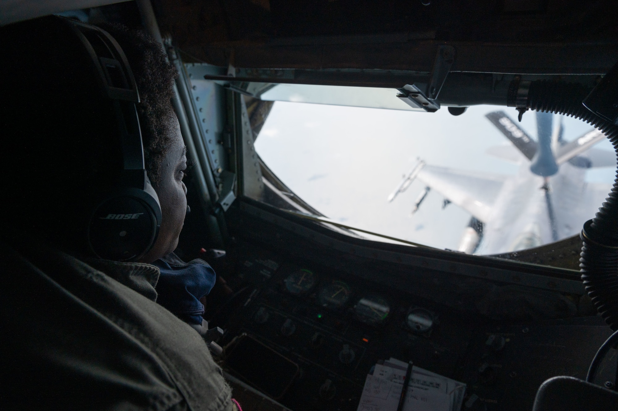 Airman refuels an f-16