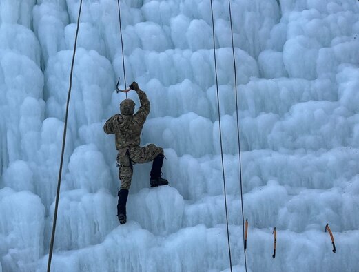 Army EOD officer earns distinguished honor graduate in Basic Mountaineering Course