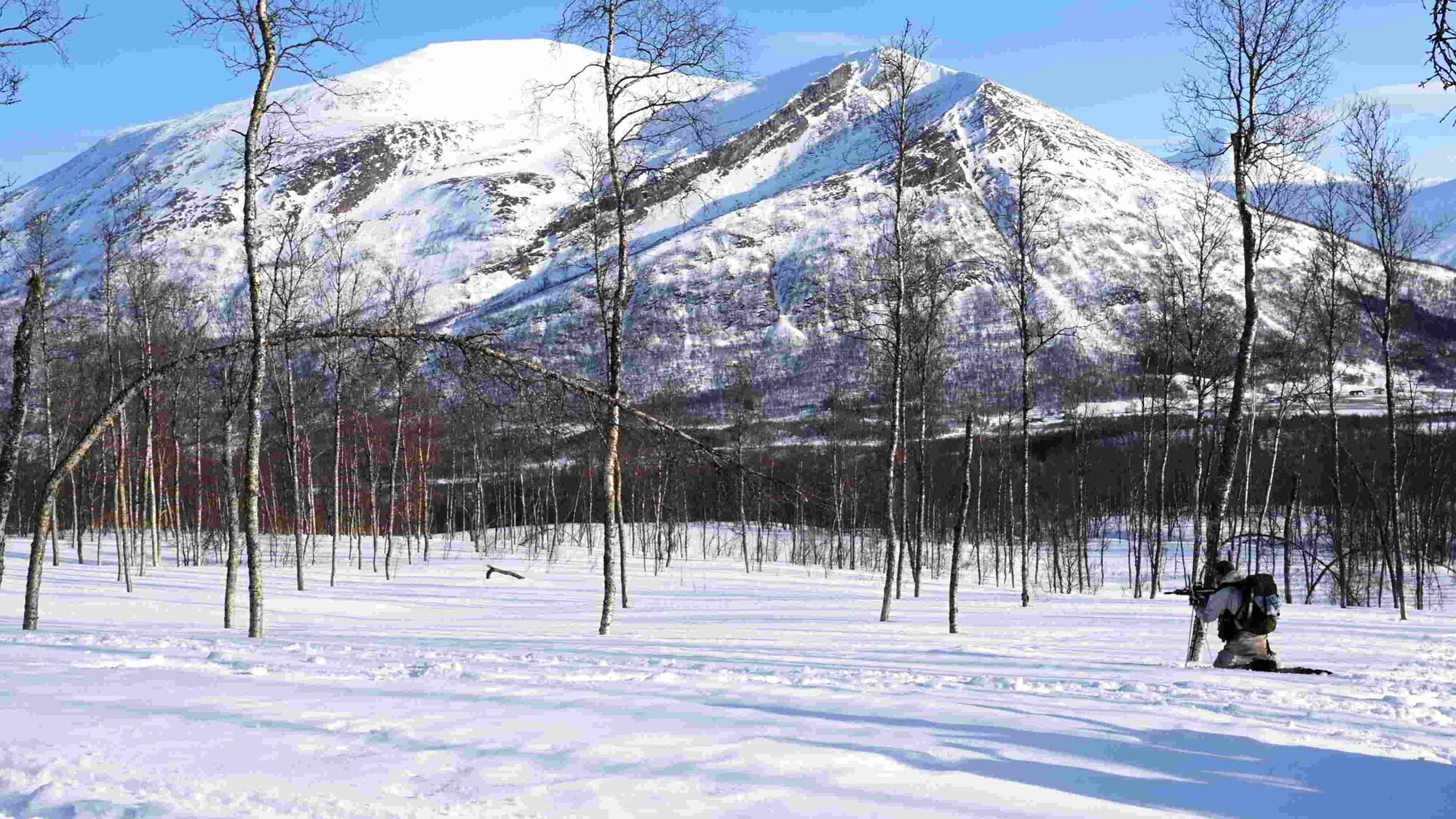 A Swedish ranger aims his rifle.