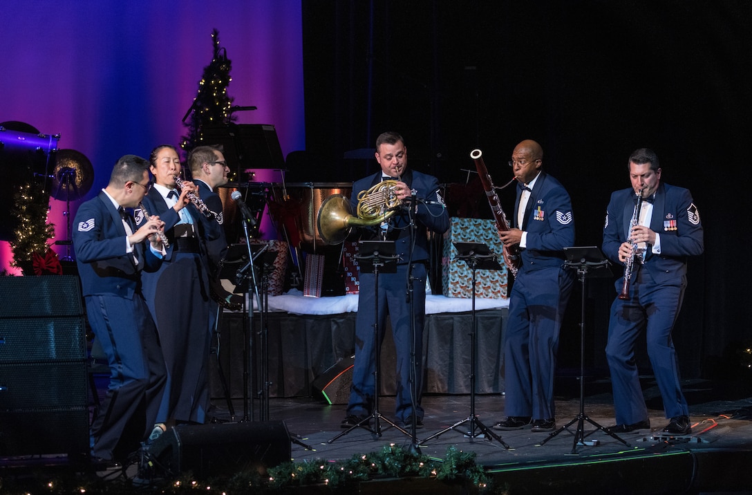 Academy Winds at Holly and Ivy performing Klezmer Dance