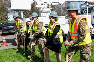 Civic leader speaks with 60 AMW commander