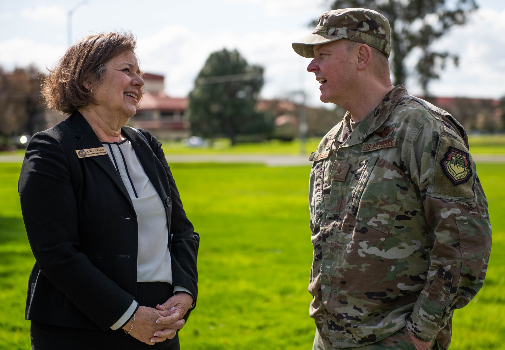 Civic leader speaks with 60 AMW commander