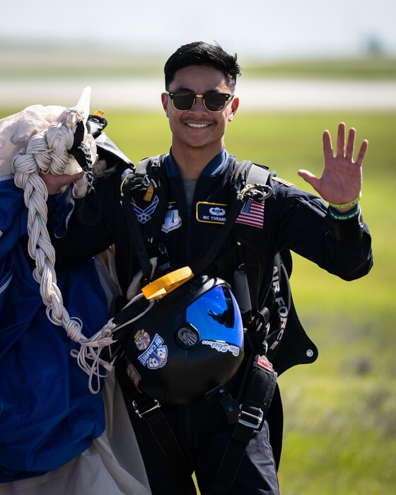 a photo of a parachute member