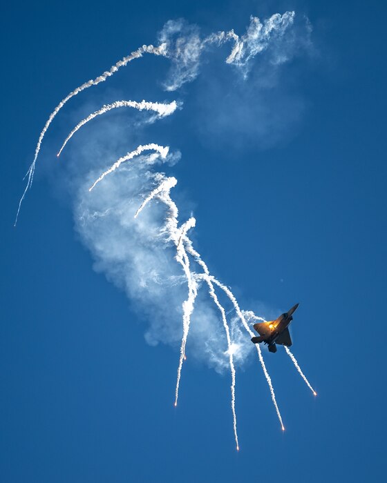 F-22 shooting flares