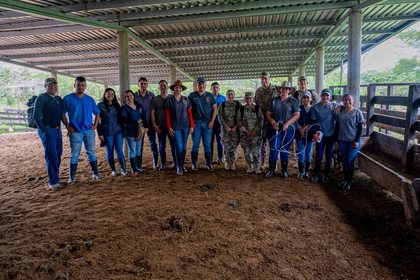 The team traveled out to the Olancho Department, working hand-in-hand with students from the Universidad Nacional de Agricultura in Olancho, to deworm & administer antibiotics and vitamins to over three hundred cattle.