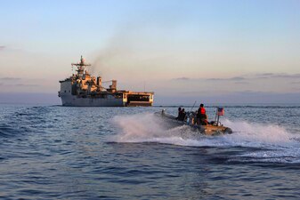 USS Harpers Ferry (LSD 49) conducts small boat operations in the Pacific Ocean.