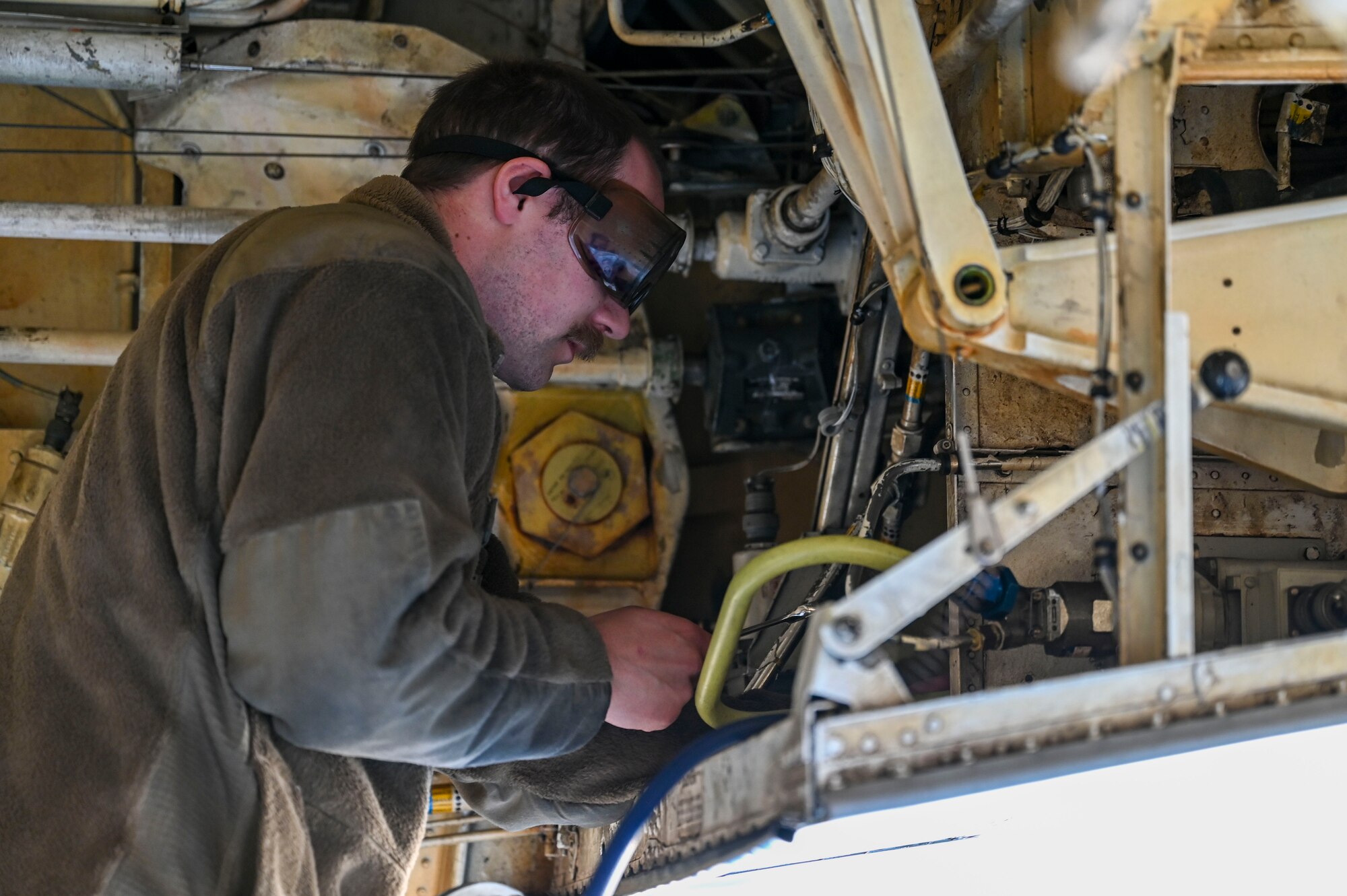 Airman services KC-135 Stratotanker