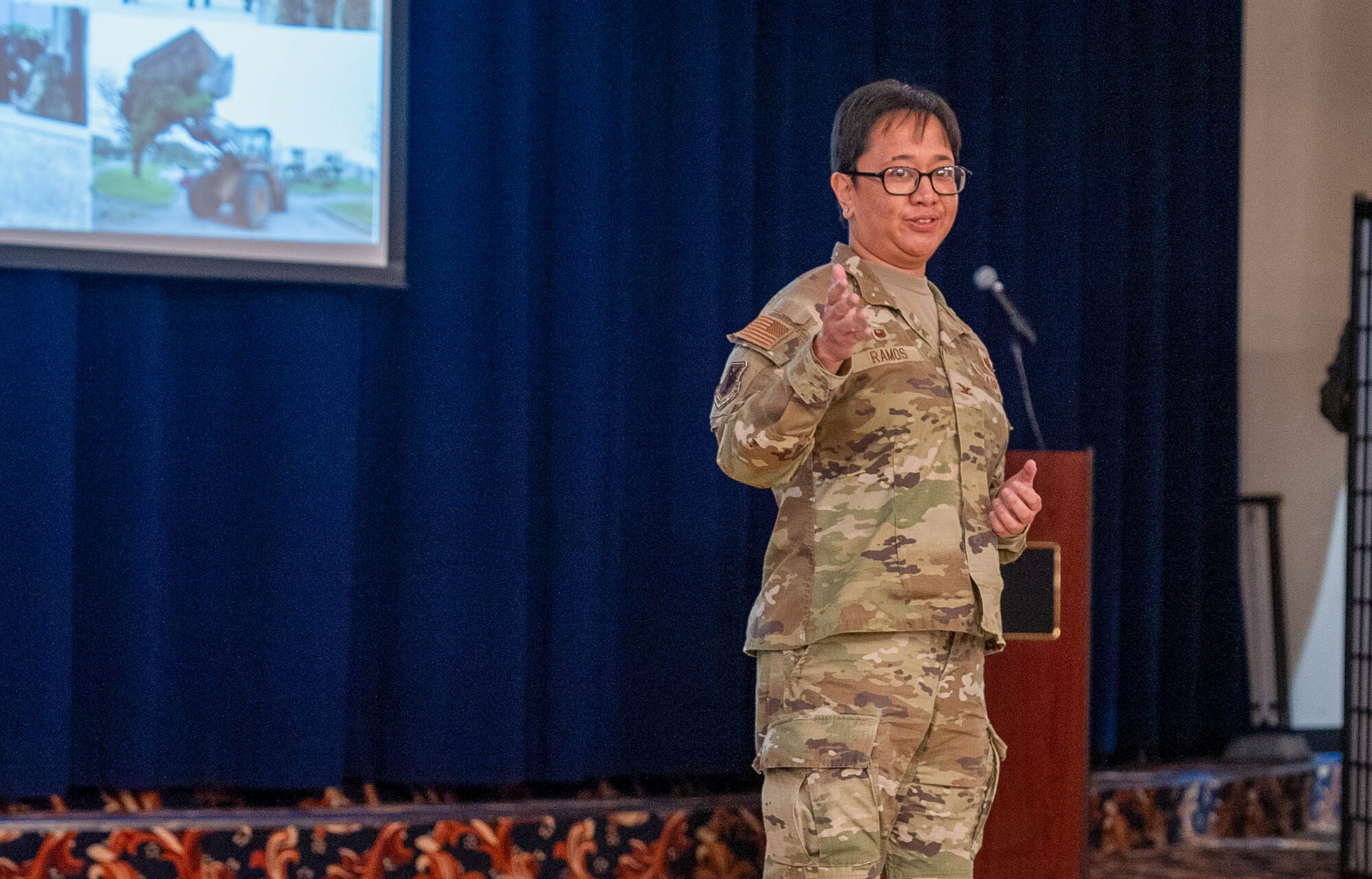 Airman gives speech to audience
