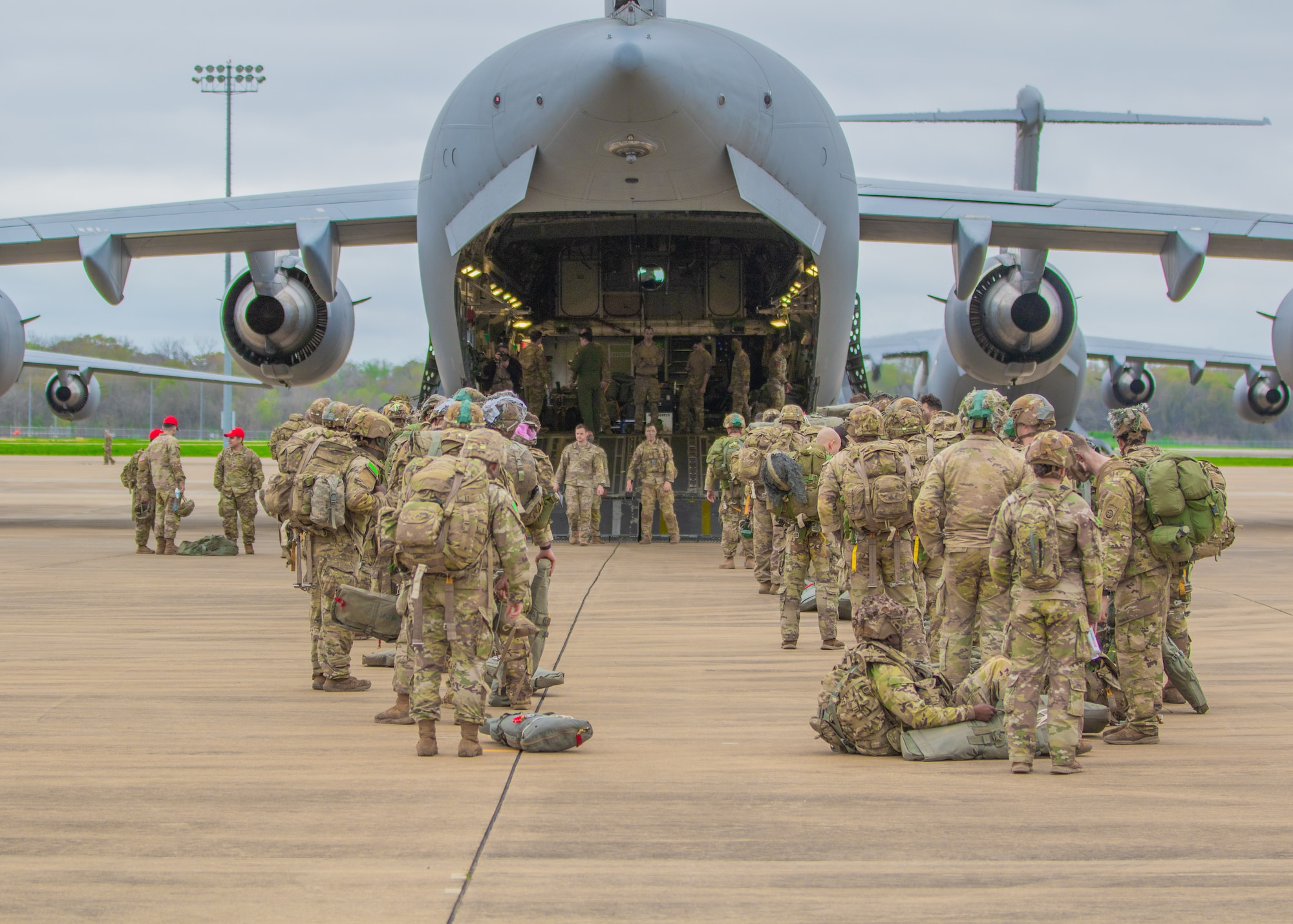 Soldiers load into aircraft.
