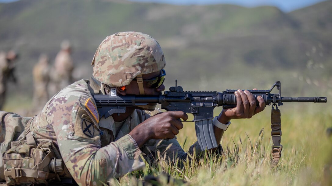 Army Reserve Soldiers conduct weapons qualification for Best Warrior