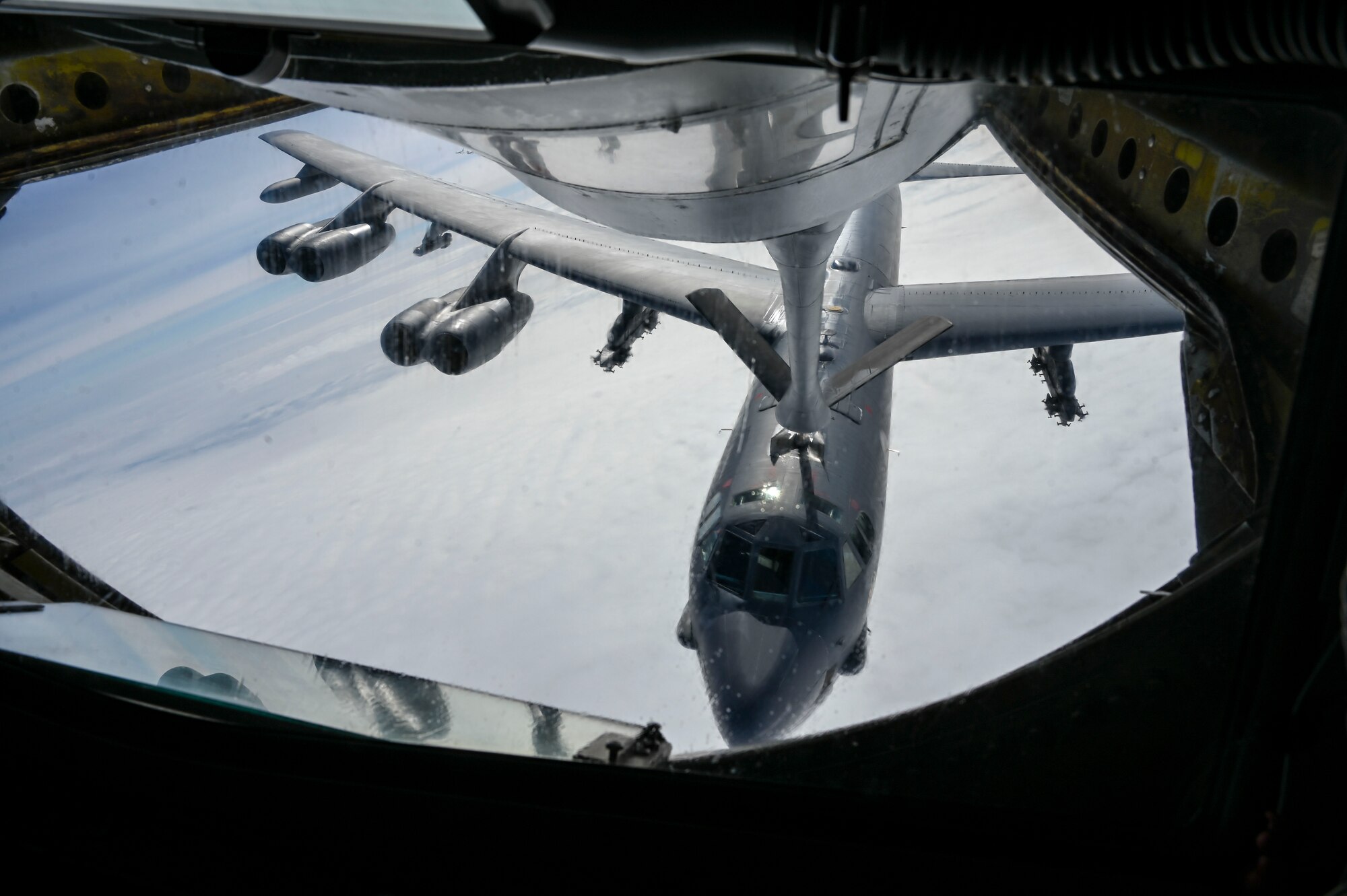 A plane receives fuel from a boom.
