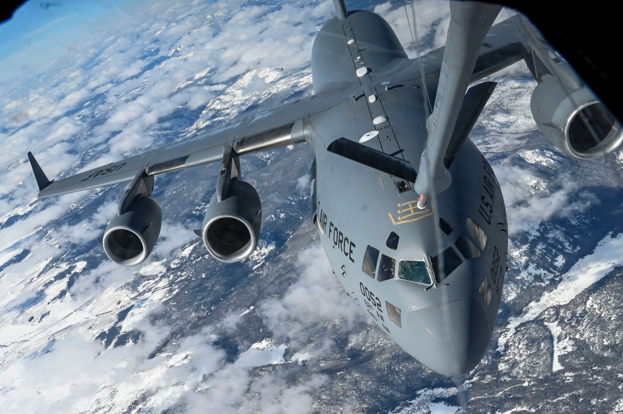 C-17 flies towards KC-135