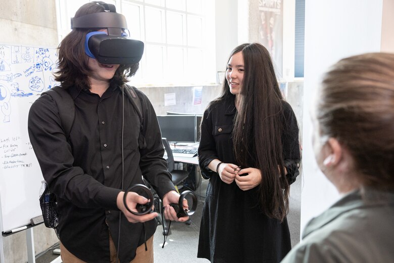 Students trying virtual reality glasses.