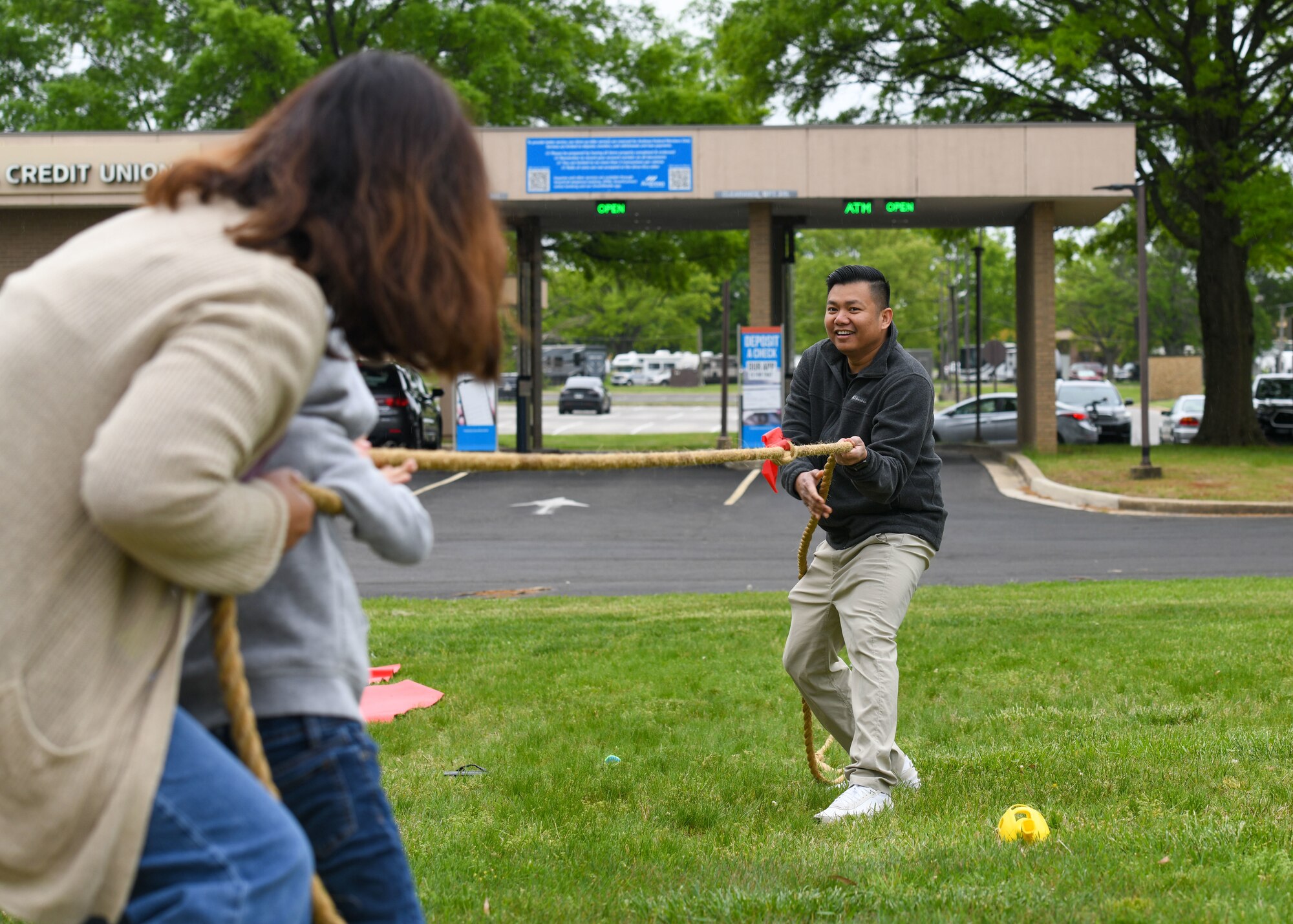 Family plays tug of war.