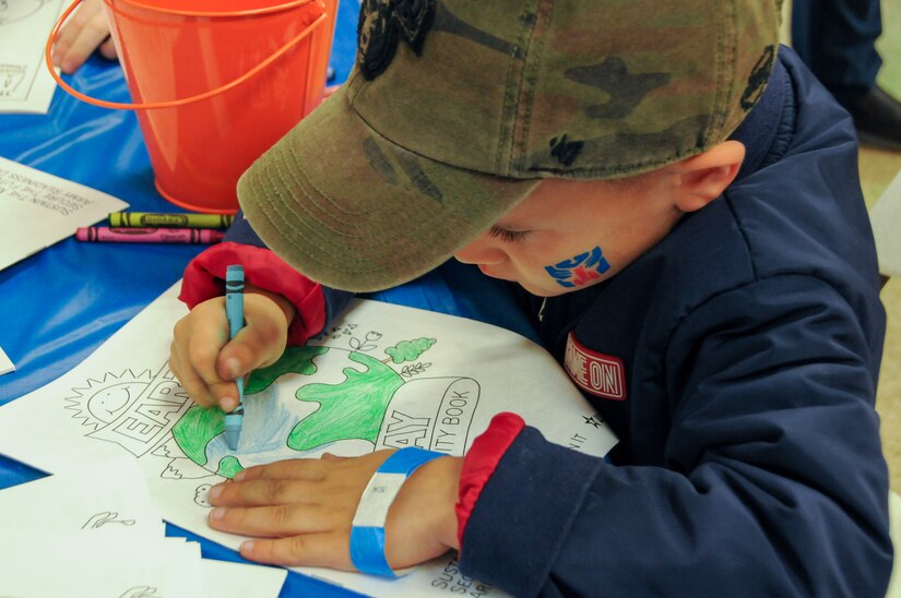 Army Reserve division teaches children during Earth Day celebration