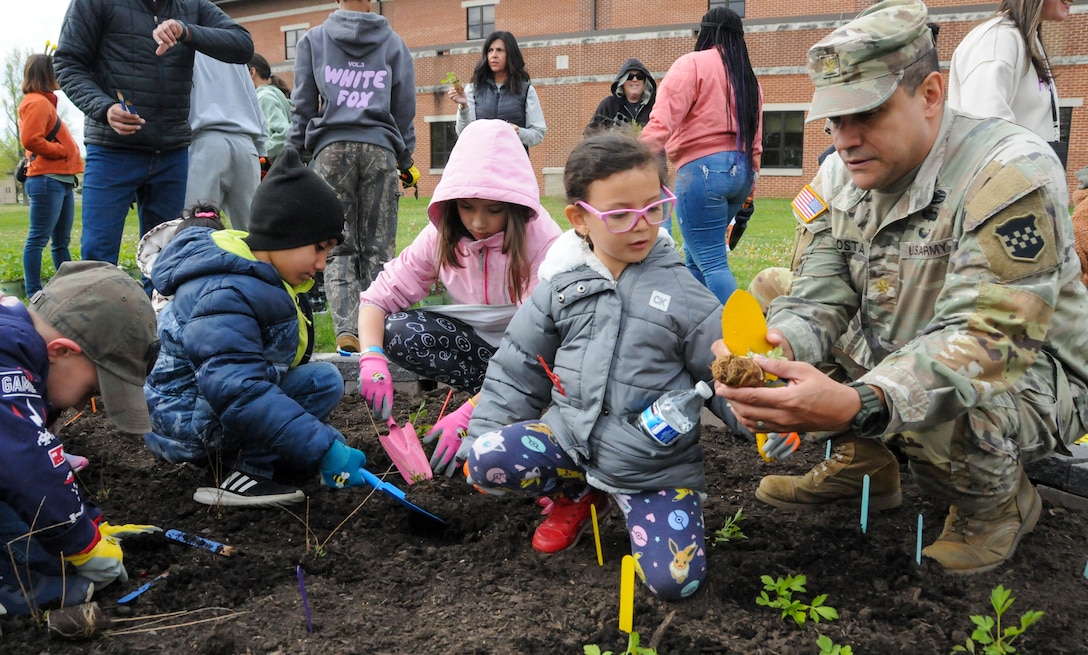 Army Reserve division teaches children during Earth Day celebration