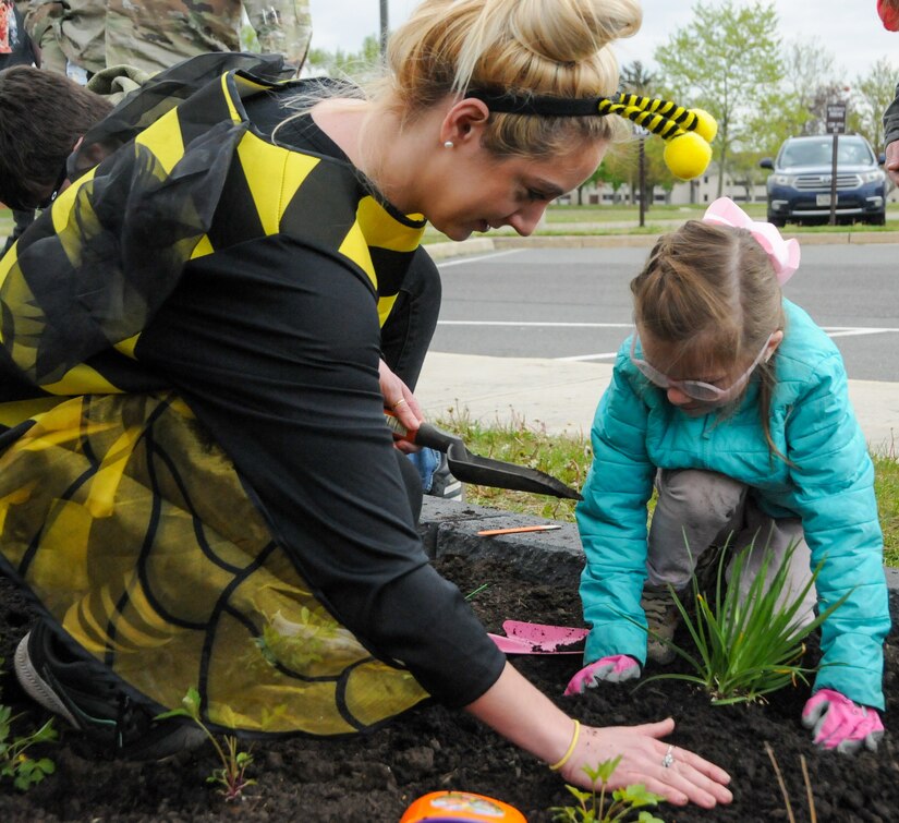 Army Reserve division teaches children during Earth Day celebration