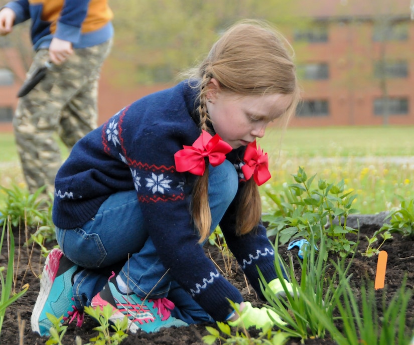 Army Reserve division teaches children during Earth Day celebration