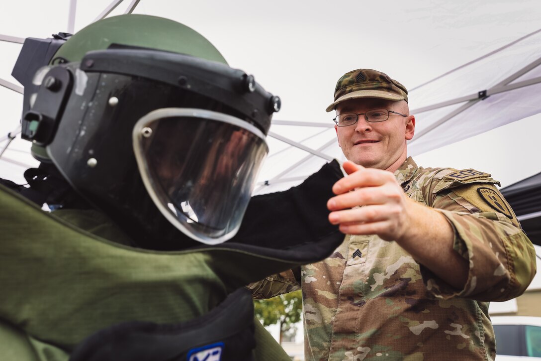 High school students explore diverse career paths at Meet Your Army recruiting event