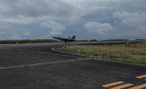 F-22 lands at Iwo To