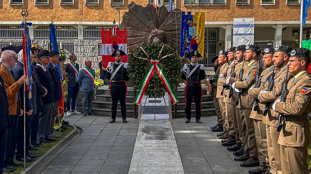 The Carabinieri present a wreath.