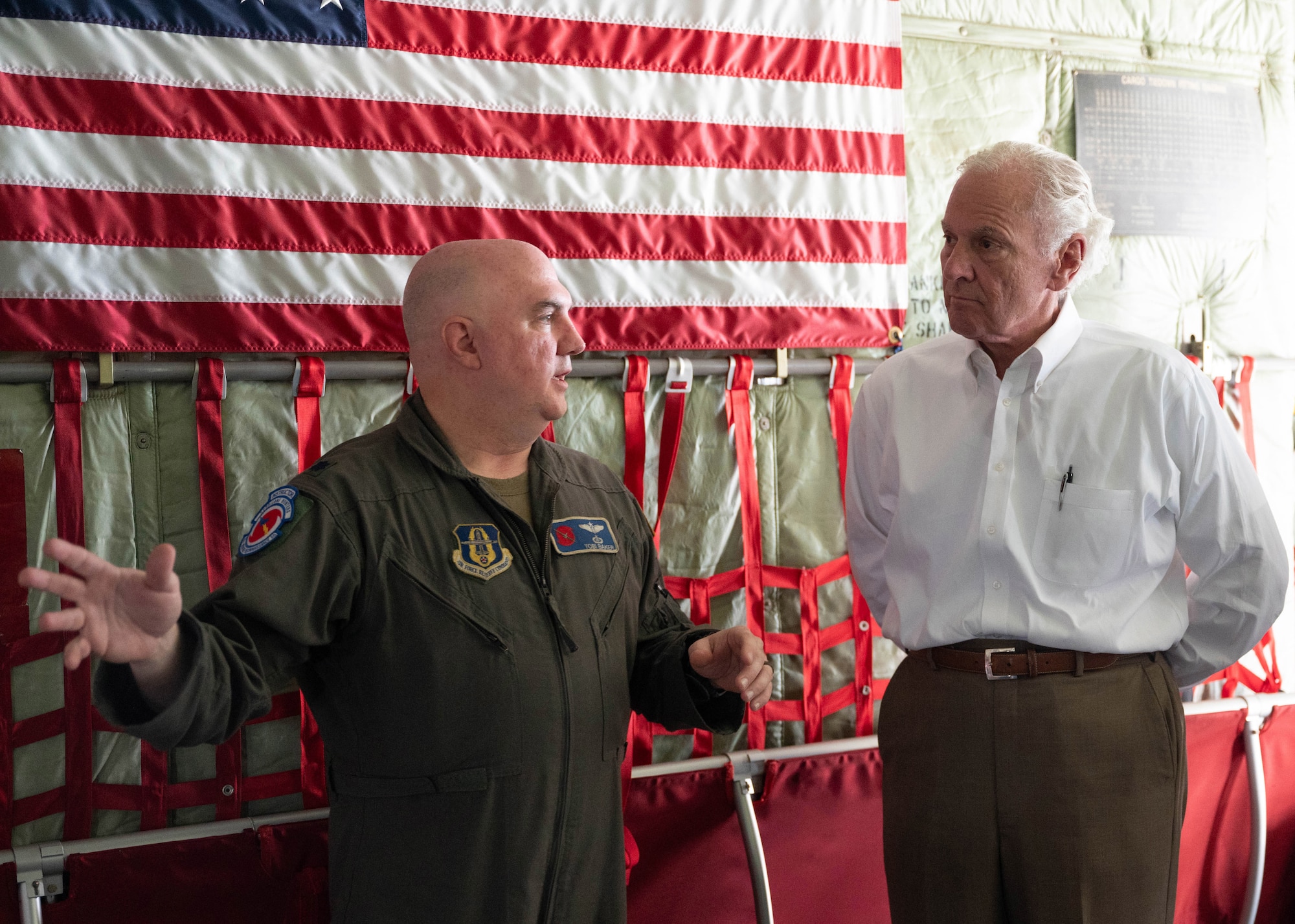 Air Force meteorologist briefing South Carolina governor.