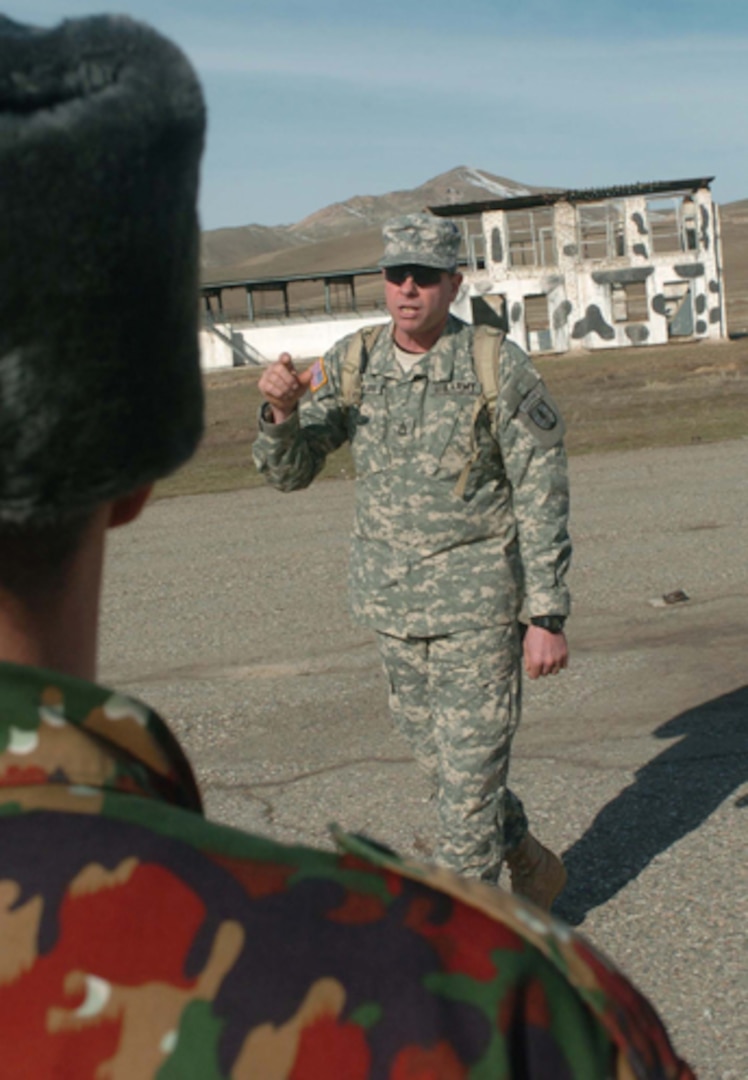 Tajik NCOs learn new responsibilities during U.S.-led exchange