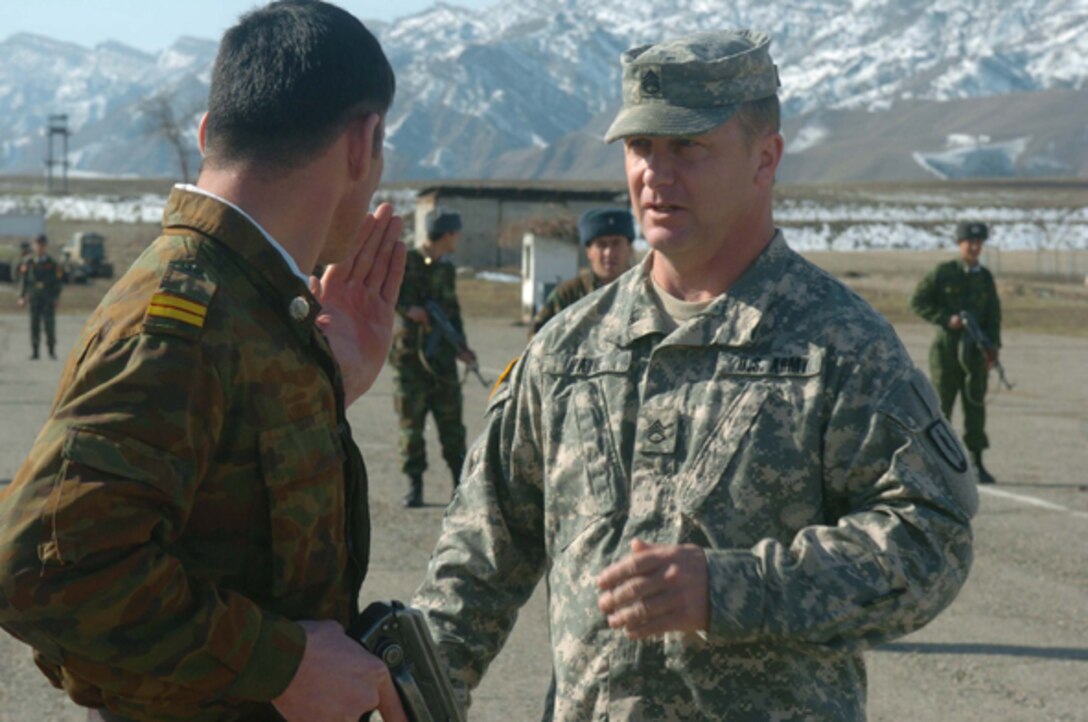 Tajik NCOs learn new responsibilities during U.S.-led exchange