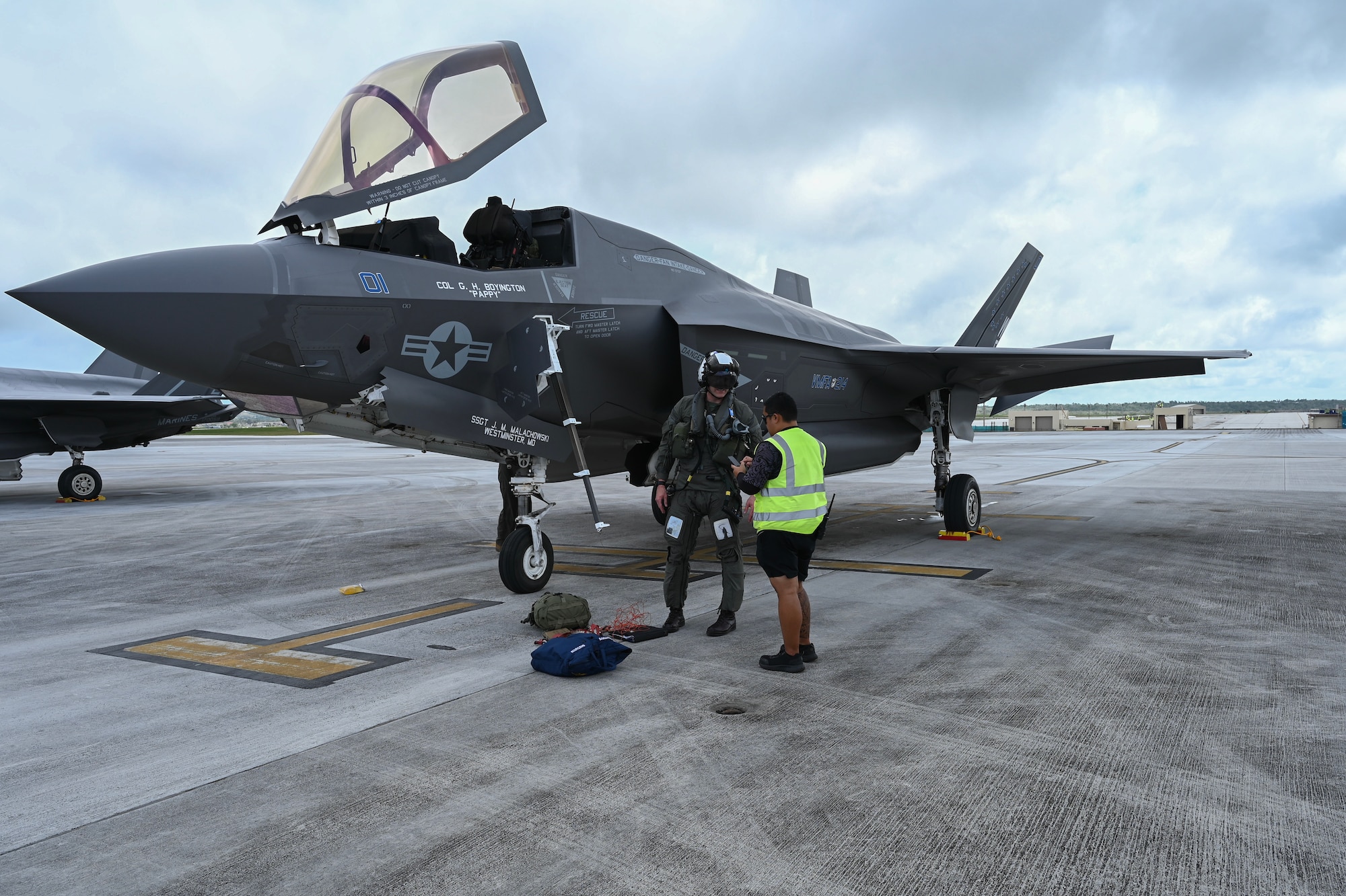 A U.S. Marine F-35B Lightning II pilot speaks to a Transient Alert worker.