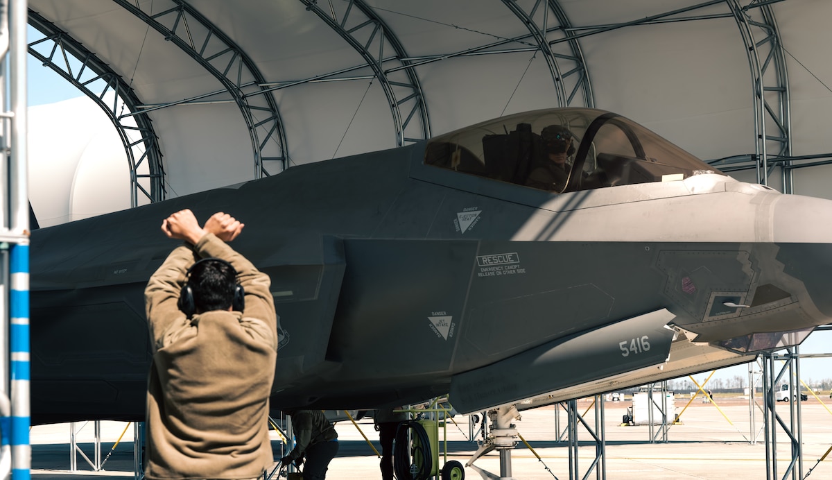 maintainer marshals pilot