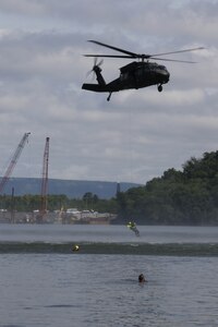 Tennessee Army National Guard Soldiers assigned to the 1-230th Assault Helicopter Battalion remove volunteers acting as victims swept into the Chickamauga Dam during a simulated flood requiring the efforts of the Helicopter Aquatic Rescue Team May 16, 2024. The training exercise was conducted with the Chattanooga Fire Department and other local emergency responders.