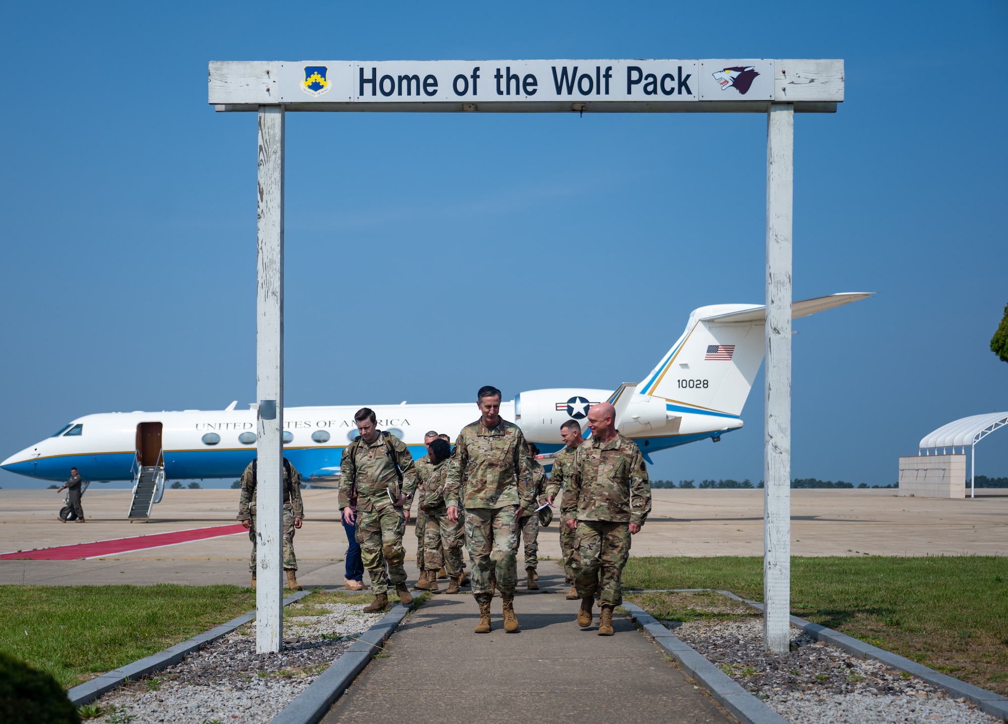 Gen. Schneider, P walks alongside Col. Gaetke, 8th Fighter after arriving at Kunsan Air Base.