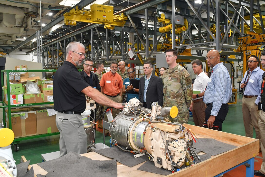 An employee explains about the subcomponents of the F-18A