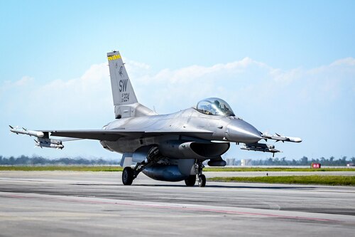 An F-16 taxis on the runway before takeoff