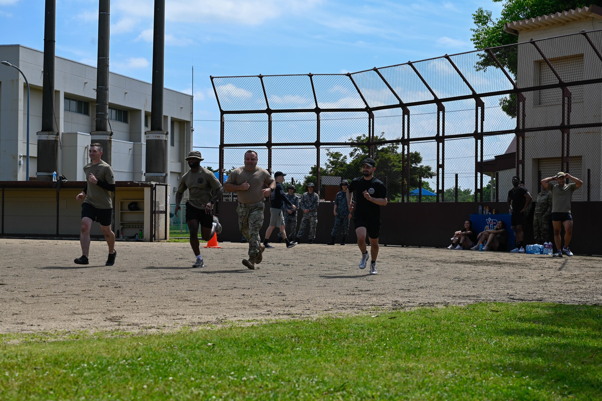 A team of Airmen run towards the next station.